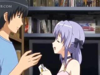 Anime zonjë veshur por një apron seduces e adhurueshme i ri