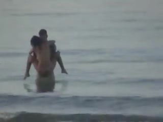 年輕 誘人的 一對 亂搞 在 該 海