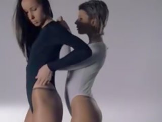 Babes σε καλτσόν γαμώ με λουρί επί