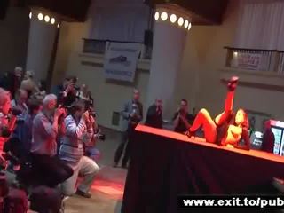 Deity лейла разпръскване тя путка в публичен