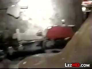 女同志 在 該 浴 桶