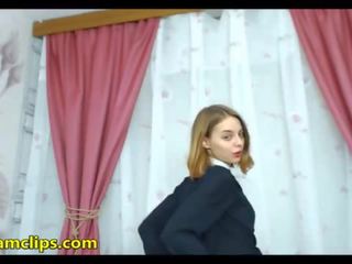 Smashing adolescent білявка має a новий пара з панчохи
