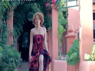 Екзотичен мажоретка събличане и танцуване