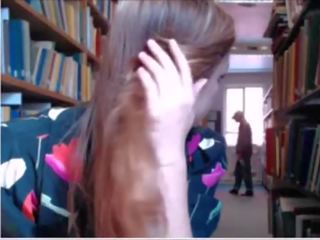 英國的 女孩 凸輪 在 busy library-watch 滿 夾 上 www.wetcams69.net