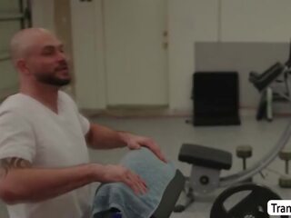 Muscle man licks and analed sikli aýal feature in the guym
