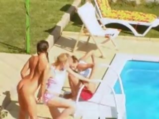 Kolm teismeliseiga saladus keppimine poolt a bassein