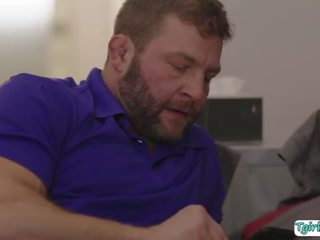 예쁜 브루 넷의 사람 ts chelsea poe 앞머리 stepdad 에 그만큼 소파