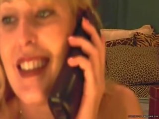 Mobile telefono chiacchierare milf succhiare su grande dildo