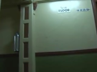 辣妹 騎 一 捆綁式 到 性高潮 硬