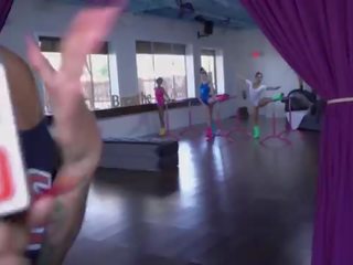 女孩 gone 野 - 克莱尔 黑色 是 minding 她的 自己 业务 在 ballet 类 什么时候 我们 walked 在