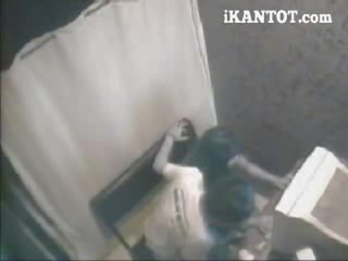 Tutulan in jemagat öňünde internet cafe barmak bilen dürtmek