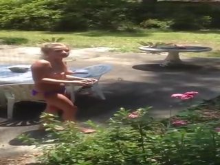 Fabulous blond en bikini tenue obtient surprit sur caméra
