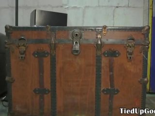 Suspended seks kasar agresif tiang deepthroating orang bakhil kemaluan laki-laki
