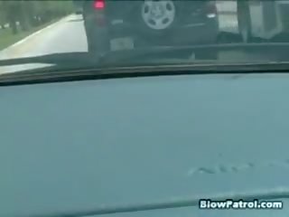 Spanjolle turist sucks larg policët gjatë the kohë që beau waits në makinë