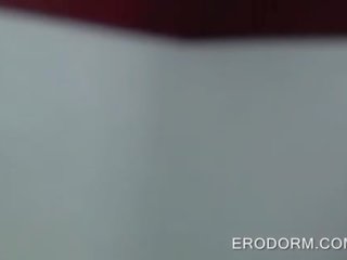 Kolegj shat serving i vështirë manhood në konvikt dhomë