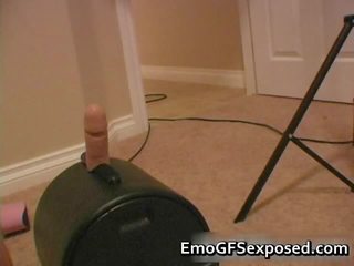 Dospívající emo adolescent hrát s ji