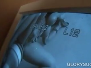 妓女 干 她自己 和 大 putz 上 光荣洞里