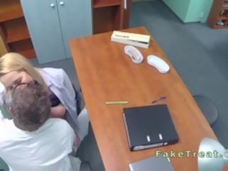 Mjekësore person fucks shitjet grua në një zyrë