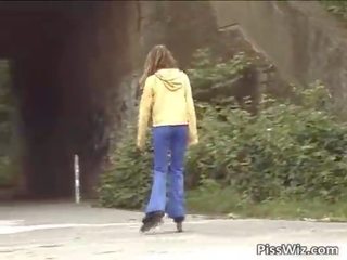 Certains adolescent surprit libidinous roller copine tandis que