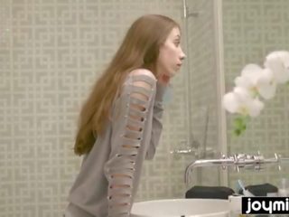 Худенька милашка stefanie moon отримує манда трахкав по airbnb guest