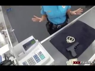 警察 軍官 性交 在 該 幕後
