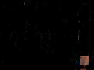 옷을 입은 여성의 벌거 벗은 남성 병아리 굴욕 사람
