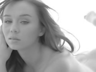 Brunett jana teasing and poza durmak on bed
