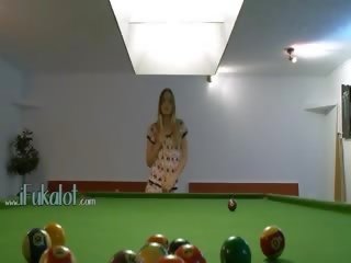Два леззи мастурбація на billiard