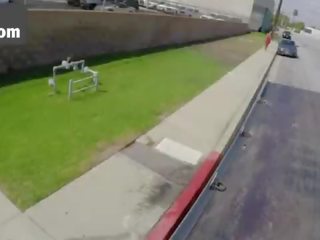 Desirable білявка оральний a великий вал в a tow truck