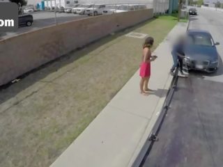Desirable білявка оральний a великий вал в a tow truck