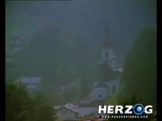 Gjahtar balluke një bjonde bukuri jashtë në natyrë