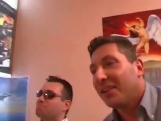 Отличен блондинки милф получаване на пълнено от много петли