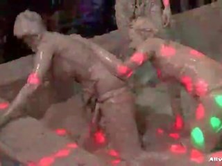 Mud боротьба дівчинки