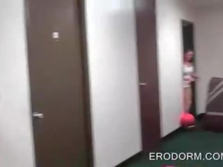 Epshor studentët duke pasur një konvikt dhomë orgji pjesë