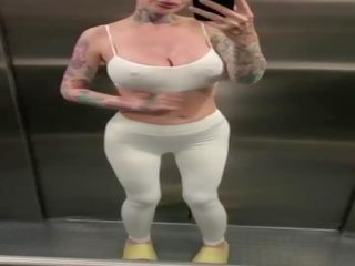 秃 妓女 喷出 性高潮 在 公 elevator