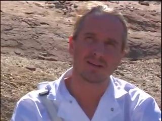 Astronaut stud lands trên một planet ở đâu một busty cô gái tóc vàng primitive cookie bridgette kerkove hút của anh ấy thân cây sau đó được hậu môn fucked lược ngoài trời fucked lược doggyphong