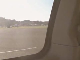 Empollón chupa su pájaro carpintero en un petting mucho y wipes la corrida en él