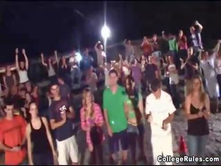 Дівчинки дає a chap a рука кіно